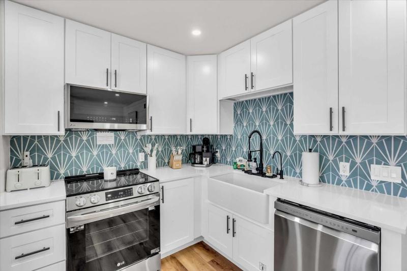 Tradewinds Cottage Completely Renovated Easy Beach & Pool Access - image 37