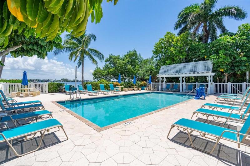 Tradewinds Cottage Completely Renovated Easy Beach & Pool Access - image 21