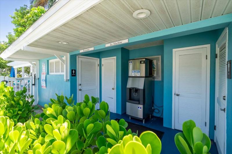 Tradewinds Cottage Completely Renovated Easy Beach & Pool Access - image 12