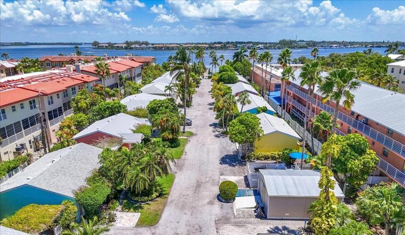 Tradewinds Cottage Completely Renovated Easy Beach & Pool Access - image 29