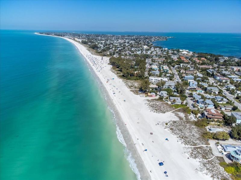 Tradewinds Cottage Completely Renovated Easy Beach & Pool Access - image 50