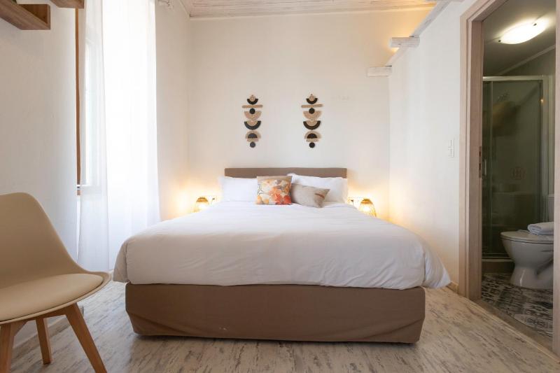 Double Room image 3