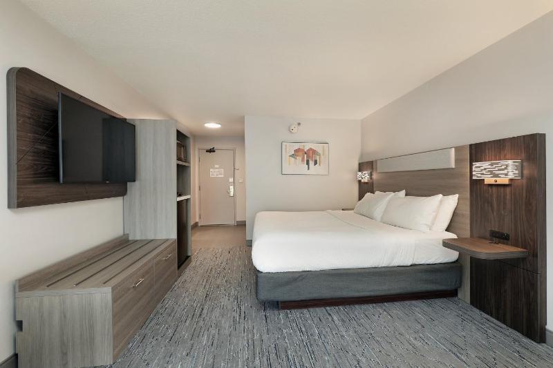 Standard King Room image 3