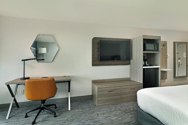 Standard King Room image 2