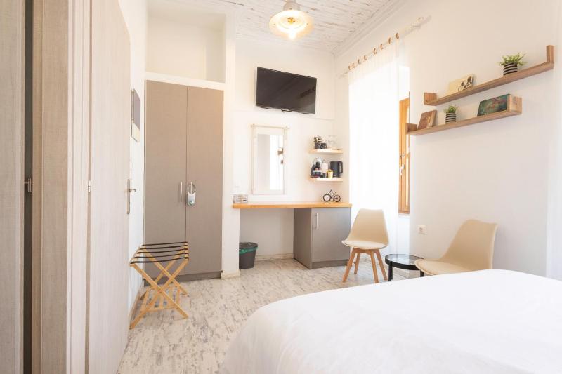Double Room image 4