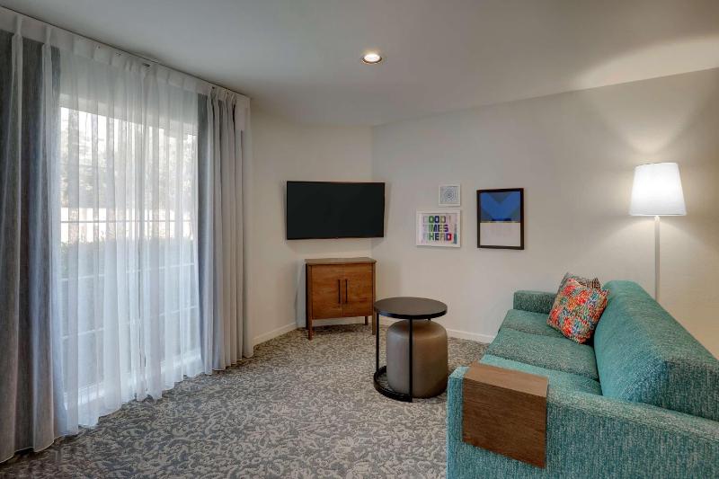 One-Bedroom Queen Suite with Roll-In Shower - Mobility Accessible image 4