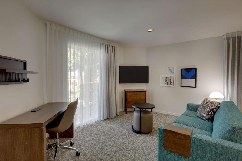 One-Bedroom Queen Suite image 4