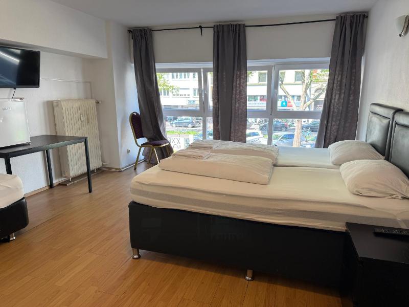 Comfort Triple Room with Shared Bathroom image 4