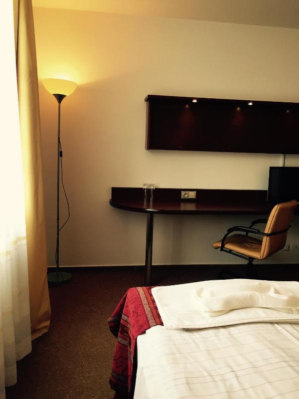 Standard Twin Room image 4