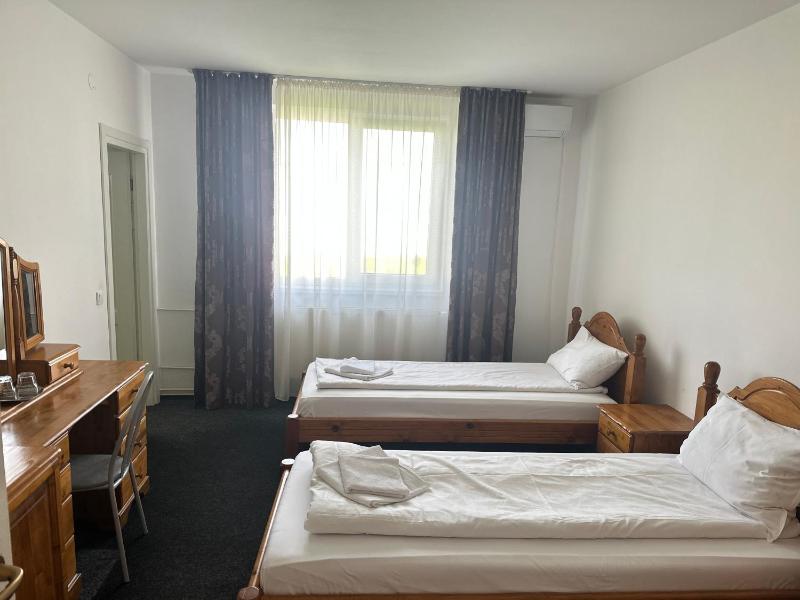Economy Twin Room image 4