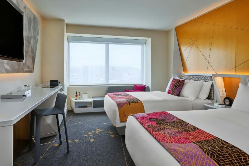 Deluxe Double Room with Two Double Beds - Mid Floor image 4