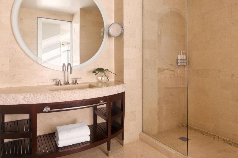 Premium King Room with Balcony and City View image 2