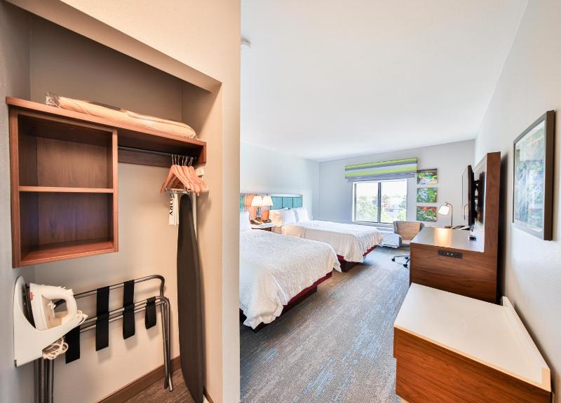 Room with Two Queen Beds - Non-Smoking image 4