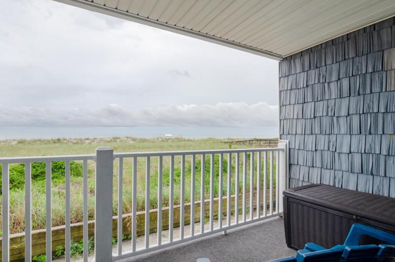 Blue Oceanfront Retreat by Bryant Real Estate - image 4