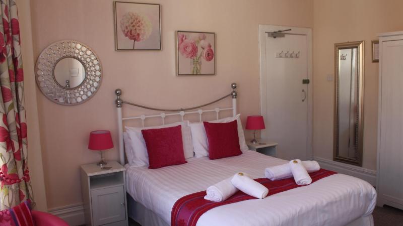 Triple Room with Shower image 4