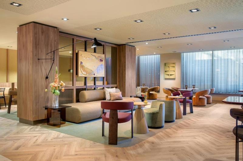 Balcony Suite with M Club Lounge Access image 2