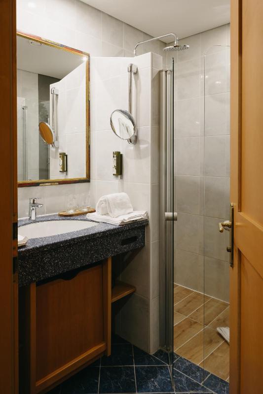 Deluxe Double Room image 2