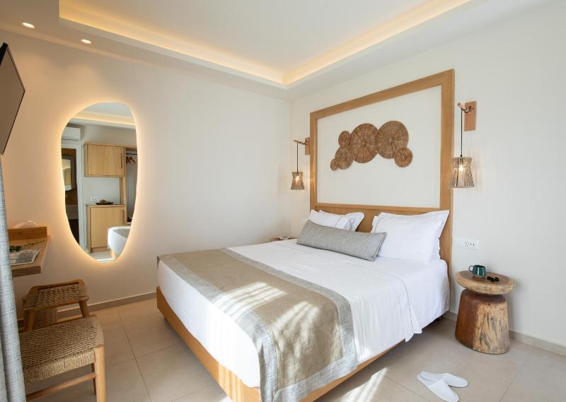 Cozy Double or Twin Room with Common Patio image 1