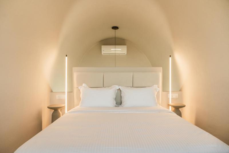 Split level Elegant Suite with Private Pool and Caldera View image 4