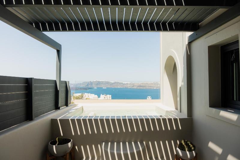 Split Level Superior Suite with Private Jacuzzi and caldera View image 1