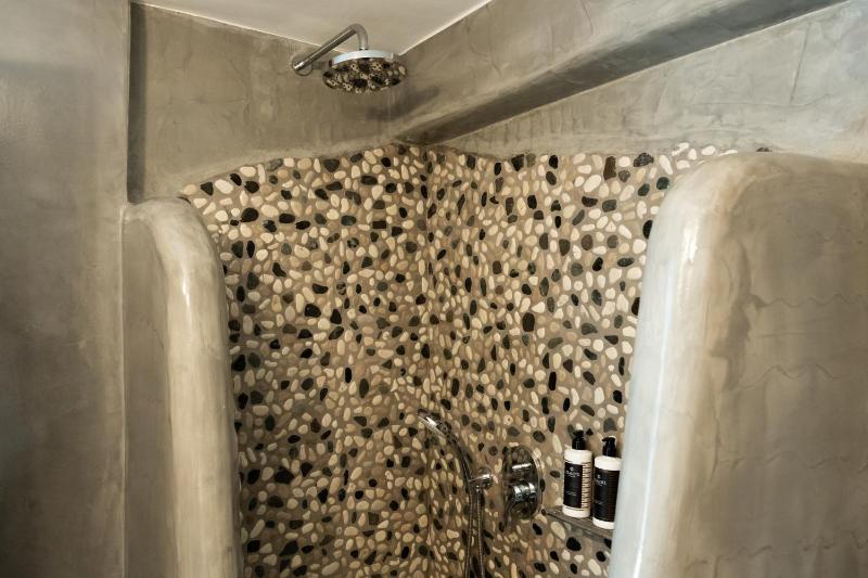 Split Level Superior Suite with Private Jacuzzi and caldera View image 2
