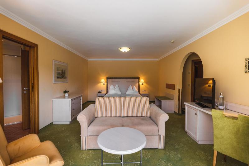 Superior Double or Twin Room with Lake View image 3