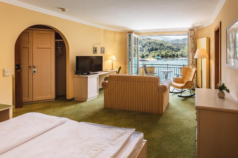 Superior Double or Twin Room with Lake View image 2