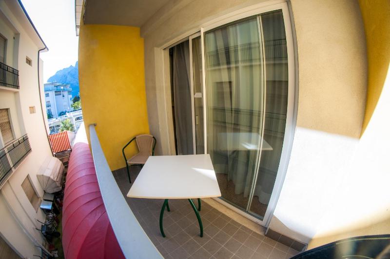 Quadruple Room with Balcony image 4
