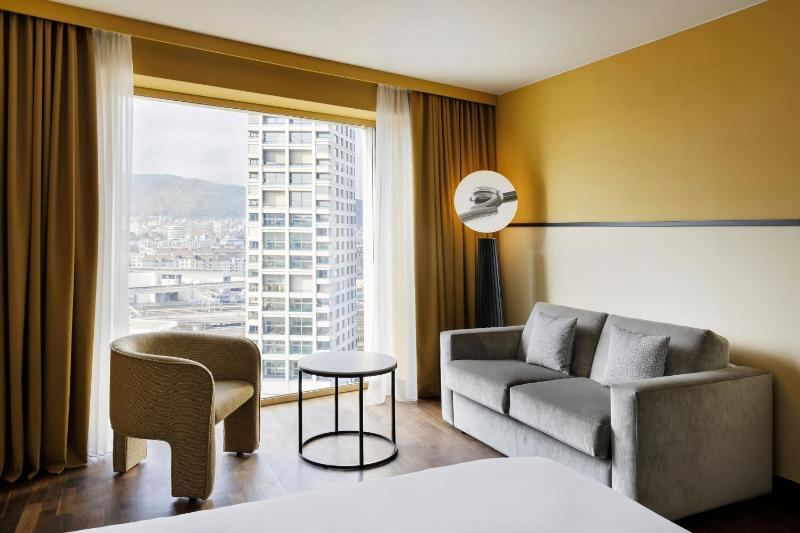 Family Room with Two Double and Sofa Bed - City View image 3