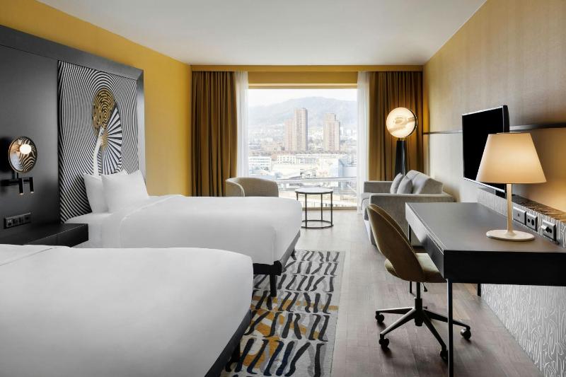 Family Room with Two Double and Sofa Bed - City View image 4