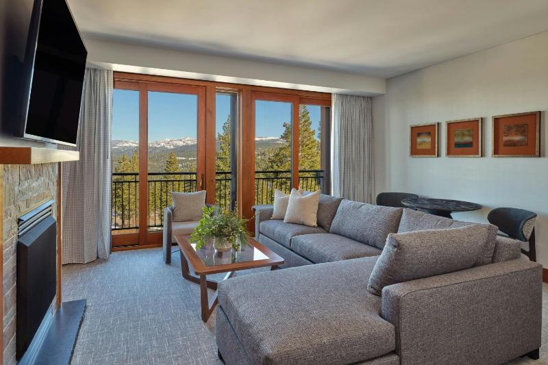 One-Bedroom Suite image 3
