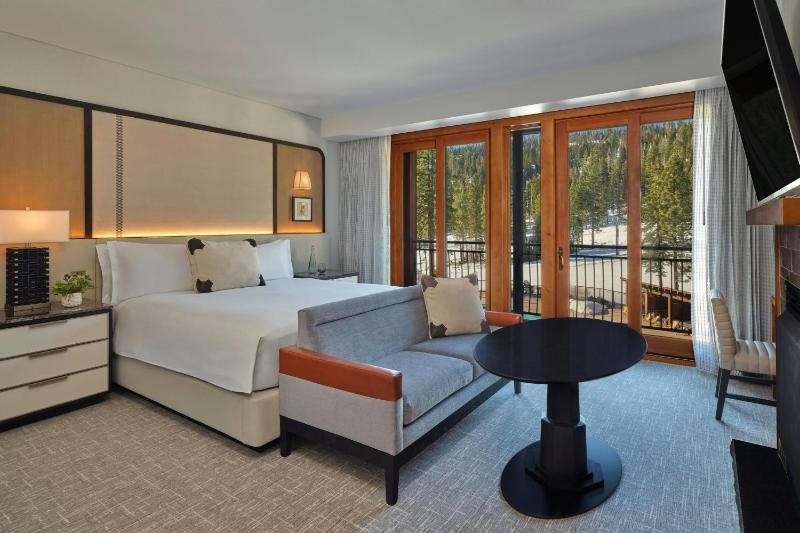 One-Bedroom Suite image 4
