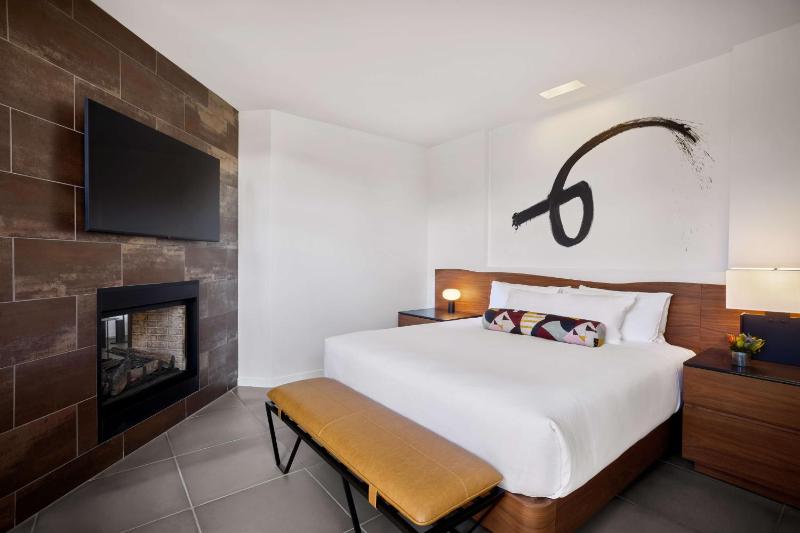 Superior King Suite image 1