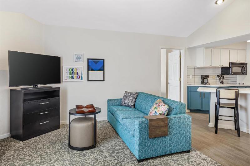 Two-Bedroom Queen Suite with Roll-In Shower - Mobility/Hearing Accessible image 3