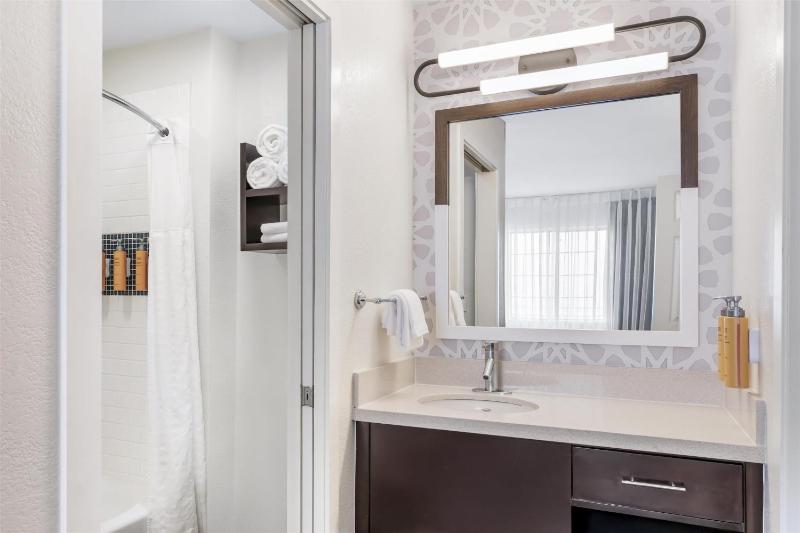 Two-Bedroom Queen Suite with Roll-In Shower - Mobility/Hearing Accessible image 2