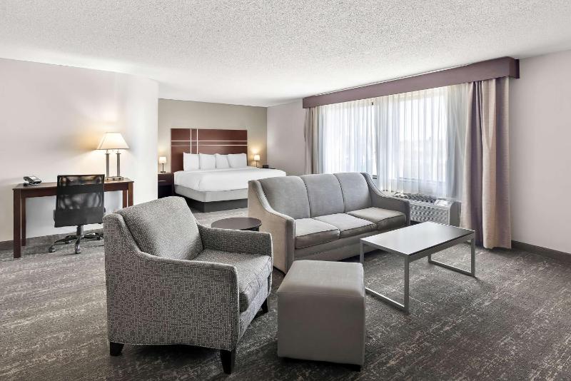 King Suite with Sofa Bed and Wet Bar image 3