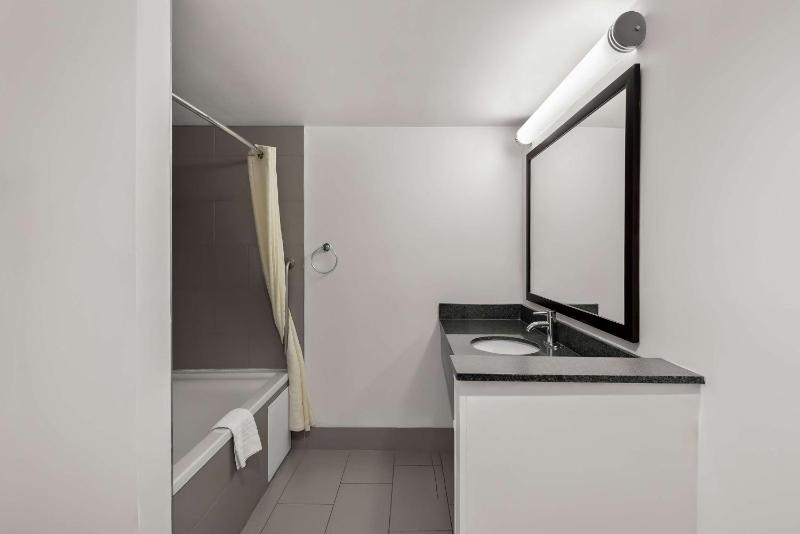 King Suite with Sofa Bed and Wet Bar image 2