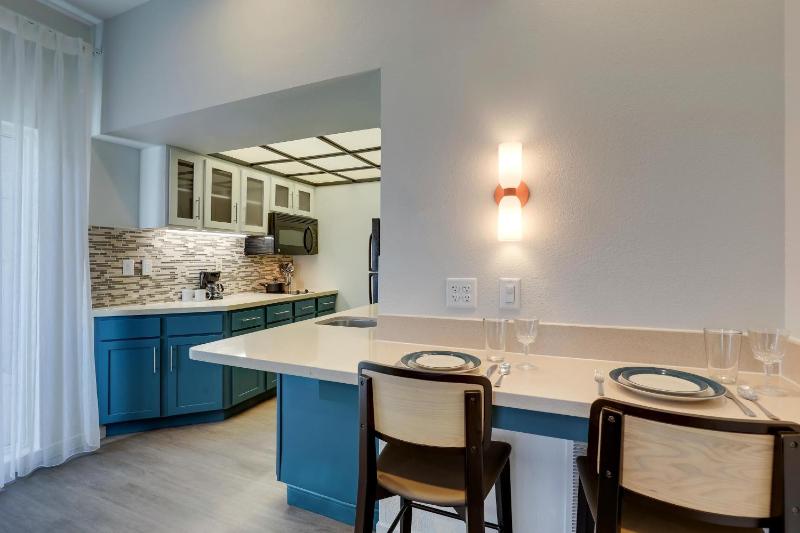 One-Bedroom Queen Suite image 4