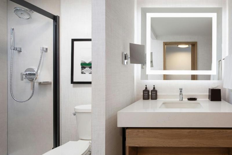 Concierge level, Guest room, 1 King image 4