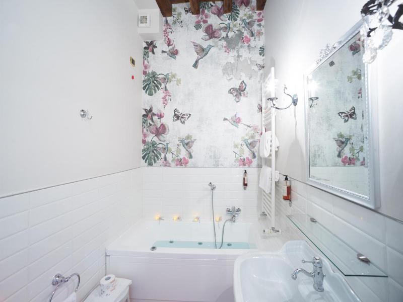 Deluxe Room with Spa Bath image 2