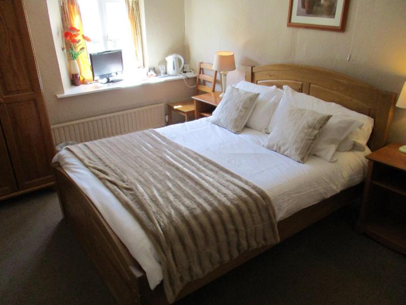 Double Room with En Suite Shower image 1