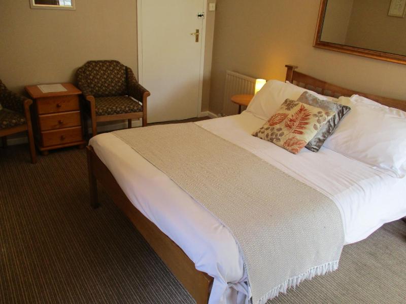 Double Room with En-Suite Bathroom image 3