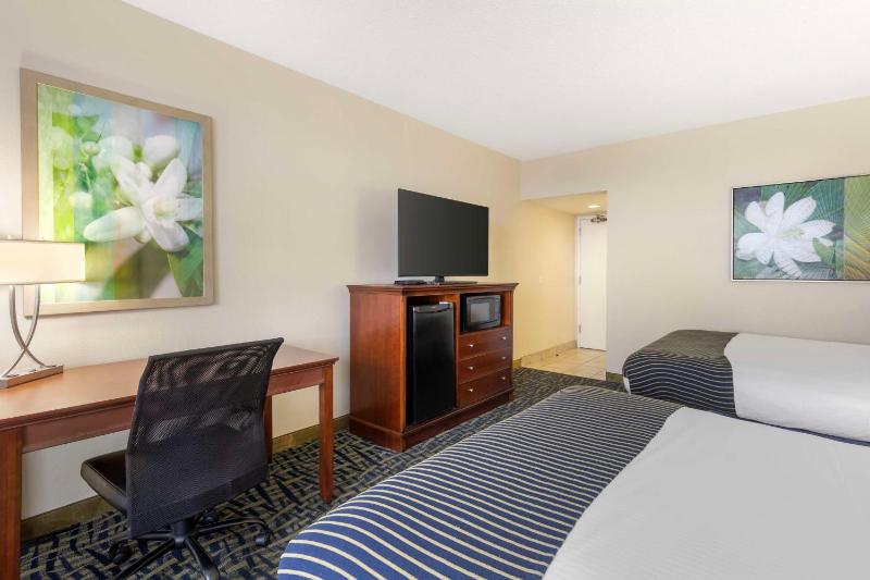 Two Queen Beds – Partial Ocean View with Balcony image 4