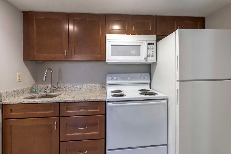Deluxe Two Queen Beds with Kitchen image 3