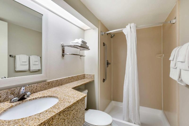 Deluxe Two Queen Beds with Kitchen image 2