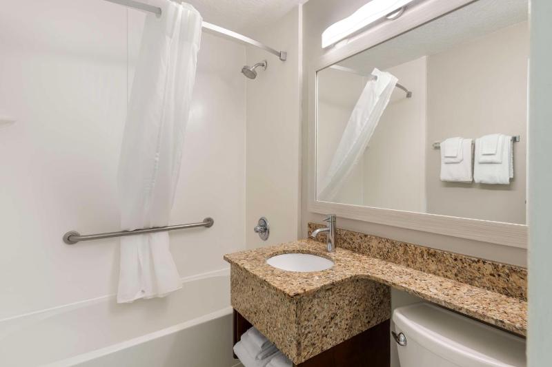 Deluxe King Room with Kitchen image 2