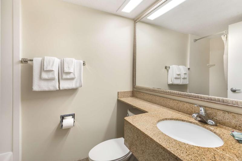 Two Queen Beds – Partial Ocean View with Balcony image 4