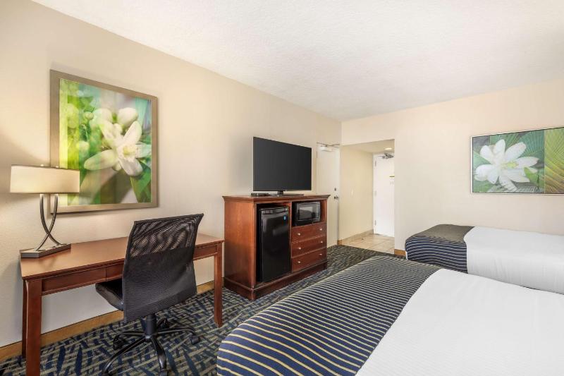 Two Queen Beds – Partial Ocean View with Balcony image 3