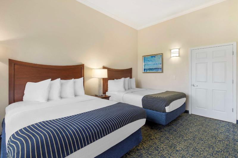 Family Suite with 2 Queen Beds with Kitchenette image 3
