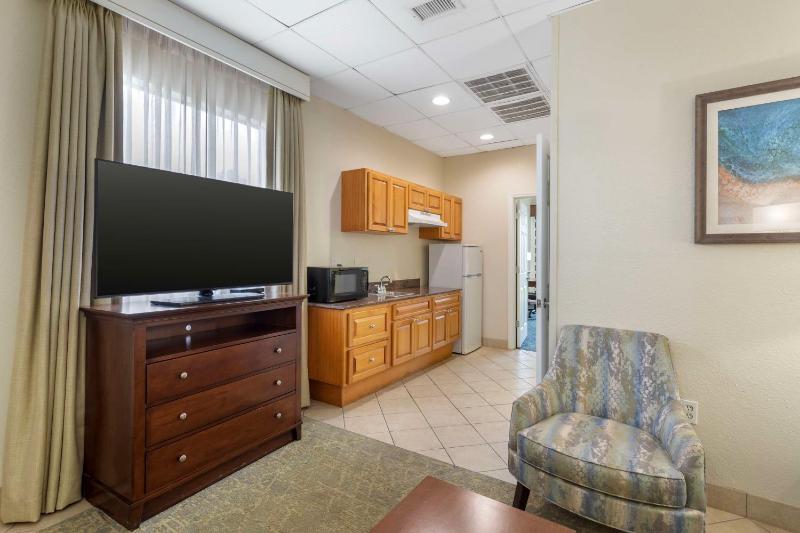 Family Suite with 2 Queen Beds with Kitchenette image 2